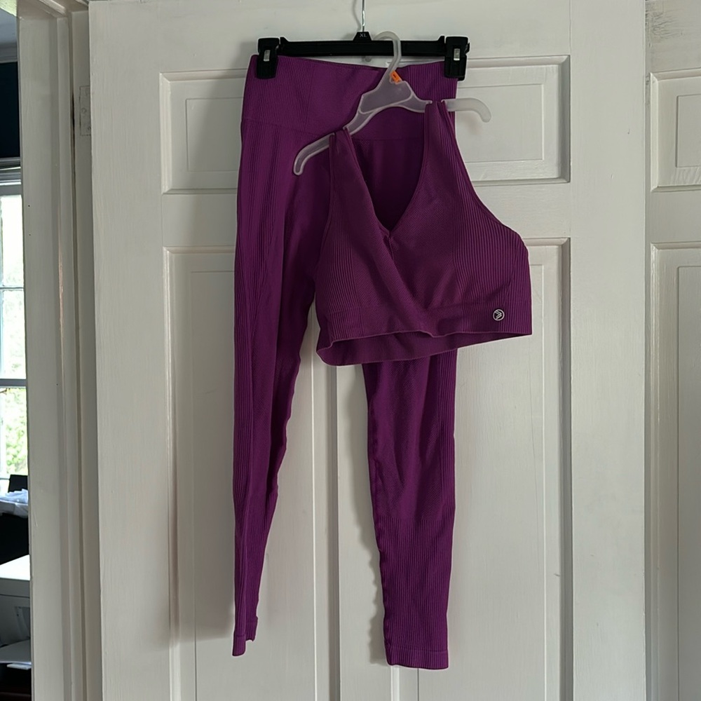 Cute savvi top and bottom deep hot pink LEGGINGS medium sports bra large